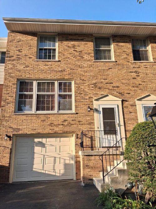 8805 44th Pl, Brookfield, IL, 60513-2570 | Card Image