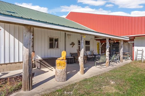 1921 210th St, Manchester, IA, 52057-8902 | Card Image