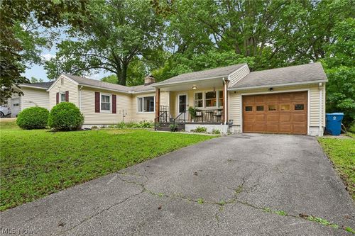 557 Hartzell Dr, Norton, OH, 44203-6504 | Card Image