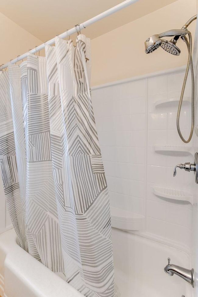 Bathroom Tub & Shower | Image 14