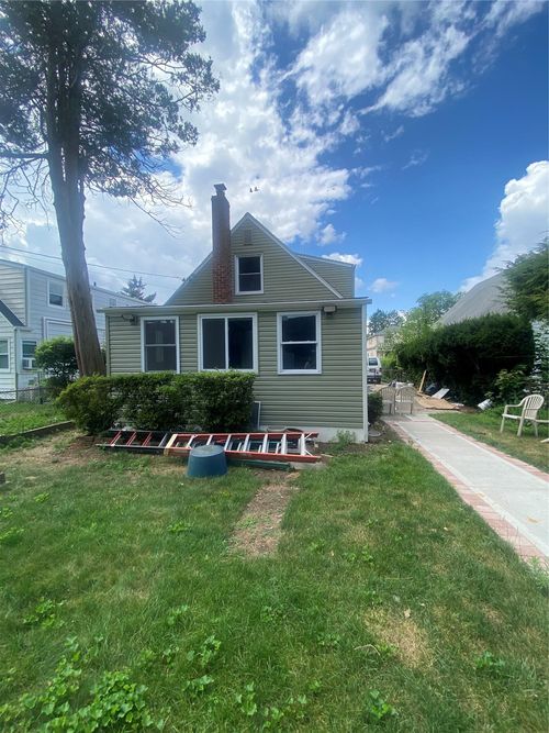 42 Schumacher Dr, New Hyde Park, NY, 11040-3606 | Card Image