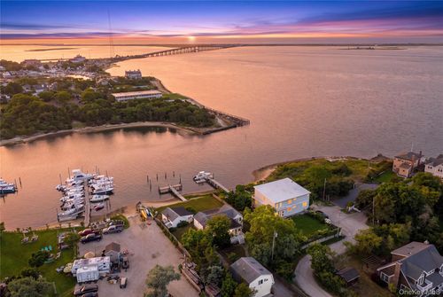 35 Gardners Ln, Hampton Bays, NY, 11946-3217 | Card Image