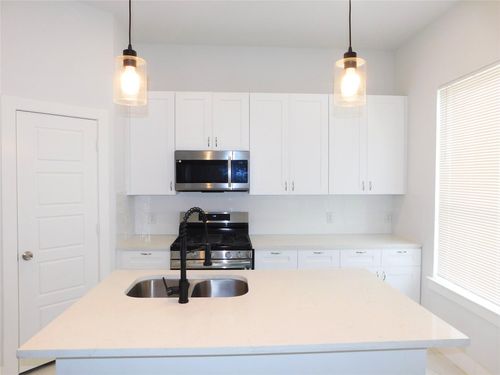 b-7002 S Hall St, Houston, TX, 77028-2110 | Card Image