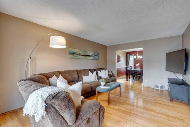 16527 Sunhaven Road Se, Home with 4 bedrooms, 2 bathrooms and 4 parking in Calgary AB | Image 6