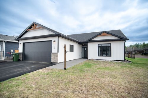 33 Durant Street, Petawawa, ON, K8H0G3 | Card Image