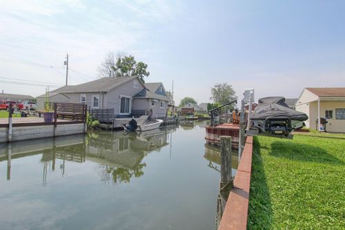 37924 Maplehill St, Harrison Twp, MI, 48045-2737 | Card Image