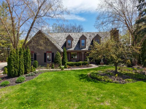 8266 S Country Club Cir, Franklin, WI, 53132-8532 | Card Image