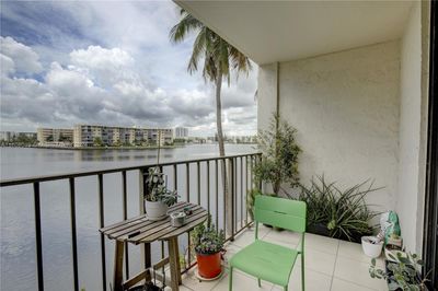 211 - 18151 Ne 31st Ct, Condo with 1 bedrooms, 1 bathrooms and null parking in Aventura FL | Image 2