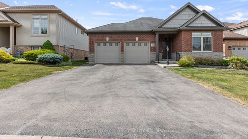 11 Aaron Trail, Welland, ON, L3B6G4 | Card Image