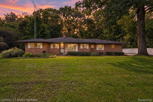 6240 Woodmoor Dr, Burton, MI, 48509-1649 | Card Image