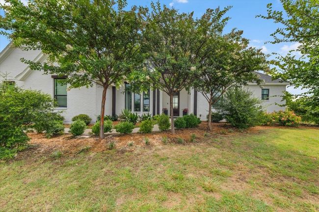 Landscaped front entry | Image 32