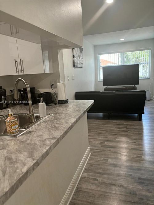 20-6740 Nw 175th Ln, Hialeah, FL, 33015-5854 | Card Image