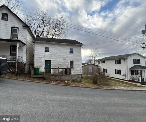 218 E North St, WAYNESBORO, PA, 17268-1357 | Card Image