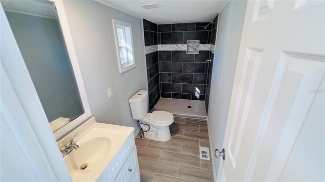 Master Bathroom | Image 11
