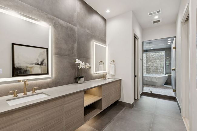 Gorgeous tub/shower area | Image 17