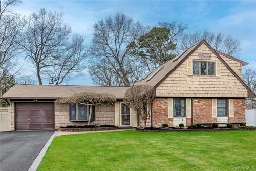 12 Westmoylan Ln, Coram, NY, 11727-1121 | Card Image