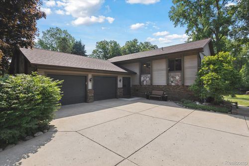2386 Sherlock Trl, Highland, MI, 48356-3012 | Card Image