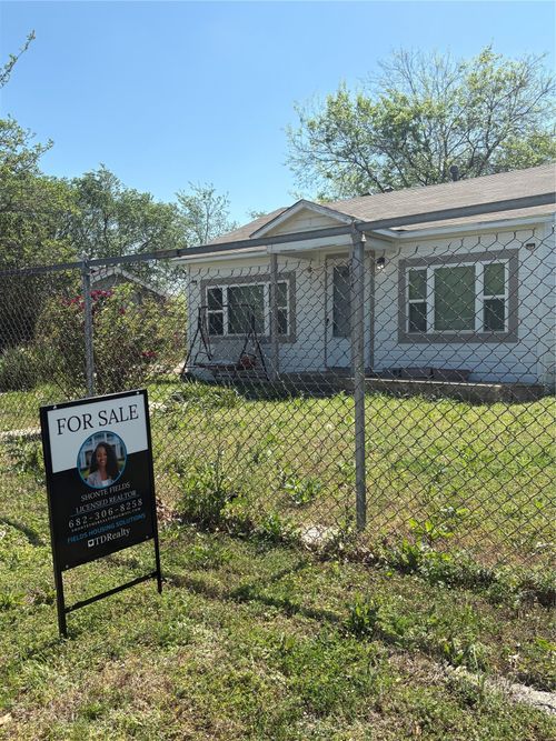 2564 High Crest Ave, Fort Worth, TX, 76111-1800 | Card Image