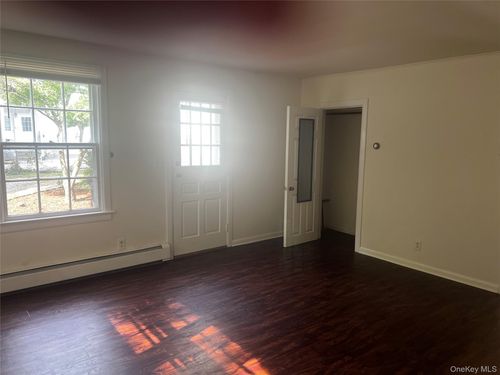 14 Oyster Bay Rd, Locust Valley, NY, 11560-2327 | Card Image