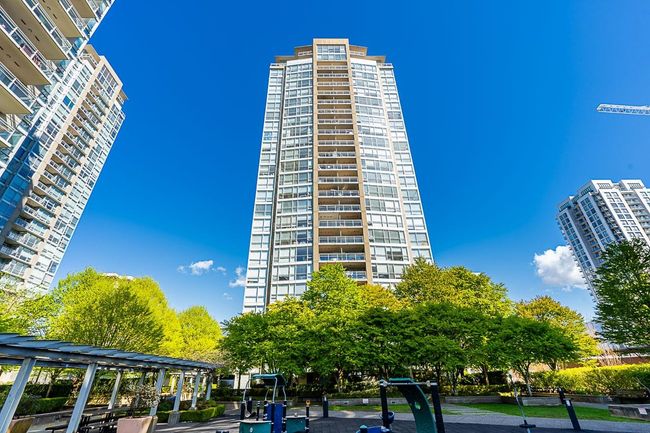 606 - 2978 Glen Drive, Condo with 3 bedrooms, 2 bathrooms and 1 parking in Coquitlam BC | Image 1