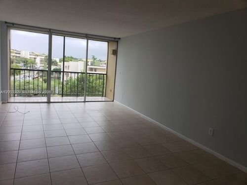 402-8840 Fontainebleau Blvd, Miami, FL, 33172-4463 | Card Image