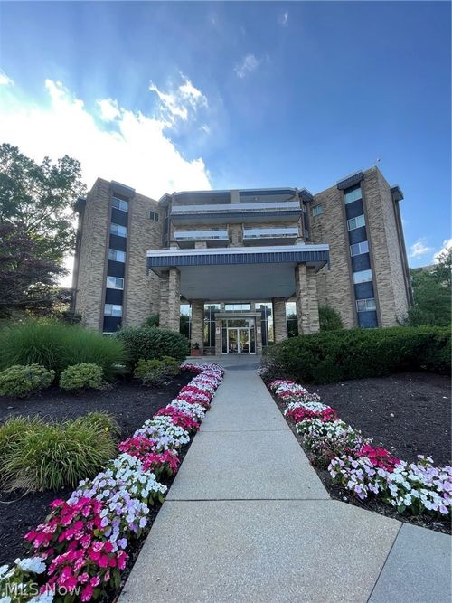 323-2112 Acacia Park Dr, Lyndhurst, OH, 44124-3850 | Card Image