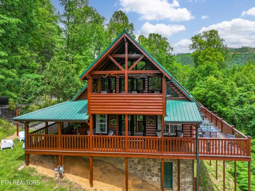 611 Medlin Dr, Gatlinburg, TN, 37738-5073 | Card Image