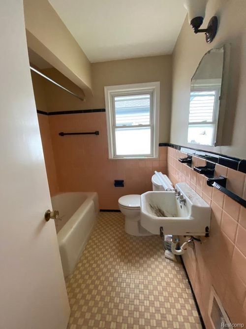 8852 Mettetal St, Detroit, MI, 48228-2043 | Card Image