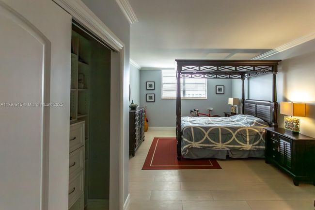 APT-1403 - 19370 Collins Ave, Condo with 2 bedrooms, 2 bathrooms and null parking in Sunny Isles Beach FL | Image 12