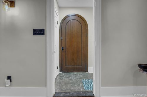 18613 Santa Rosa Dr, Detroit, MI, 48221-2246 | Card Image