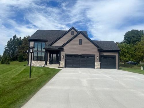 W251N2459 Valleyview Circle, Pewaukee, WI, 53072 | Card Image