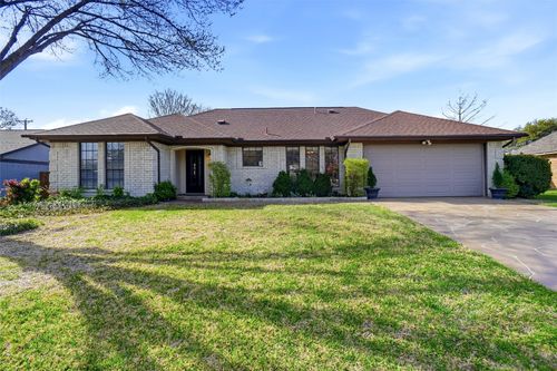 121 Montreal Dr, Hurst, TX, 76054-2218 | Card Image