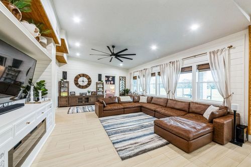 209 Horse Shoe Trl, Angleton, TX, 77515-7184 | Card Image