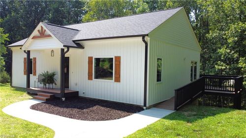 148 Buena Vista Dr, Pilot Mountain, NC, 27041-8100 | Card Image