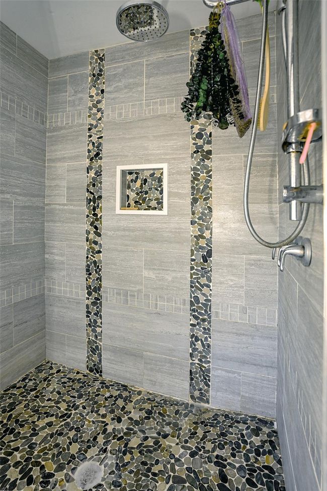 En-suite tile shower | Image 15