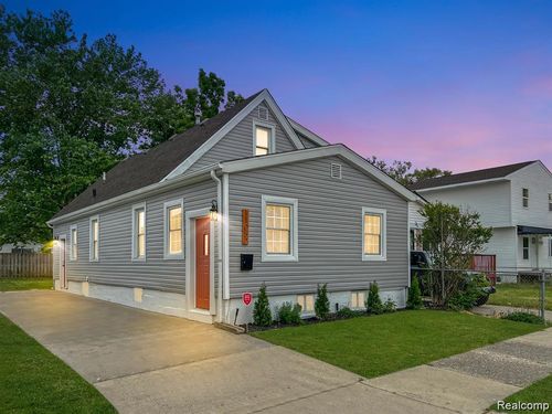 11052 Essex Ave, Warren, MI, 48089-1702 | Card Image