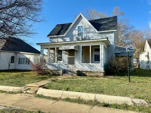 917 W 1st St, Webb City, MO, 64870-2133 | Card Image