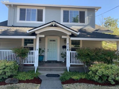 718 Pine St, Silverton, OR, 97381-1041 | Card Image