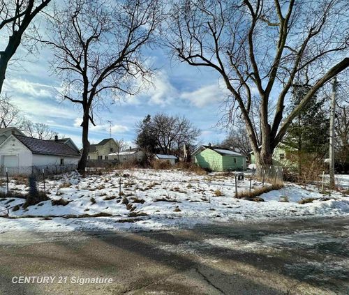 2118 James St, Burton, MI, 48529-1375 | Card Image
