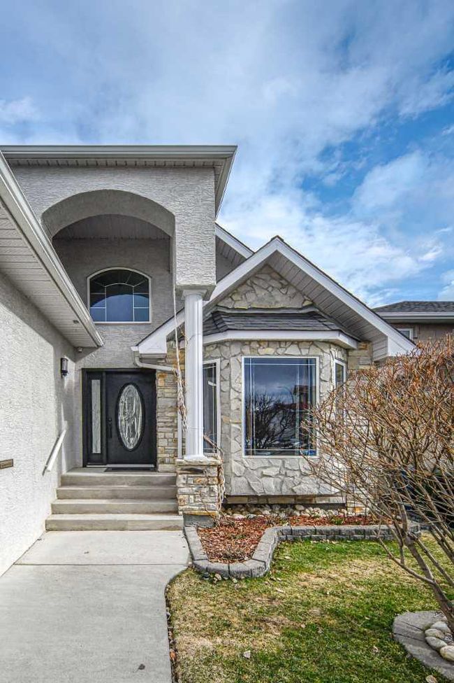 5638 Coach Hill Road Sw, Home with 5 bedrooms, 4 bathrooms and 4 parking in Calgary AB | Image 2