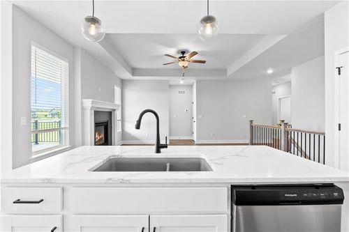 404 Sw Hawthorne Ln, Blue Springs, MO, 64014-4576 | Card Image