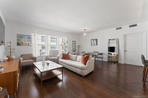 504-10 Byron Pl, Larchmont, NY, 10538-1986 | Card Image