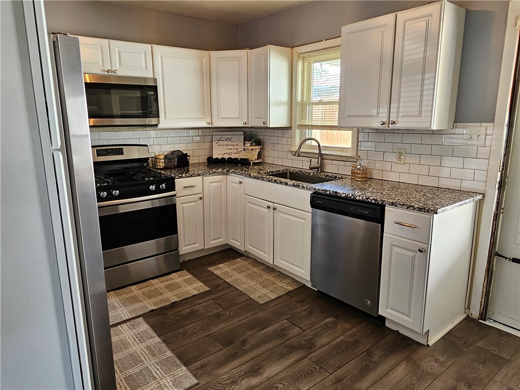 40th Ct, Des Moines, IA 50317