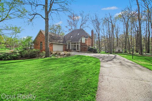 3575 Clark Cir, Commerce Township, MI, 48382-1853 | Card Image