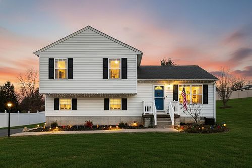 32 Woodside Dr, Waynesboro, VA, 22980-8367 | Card Image