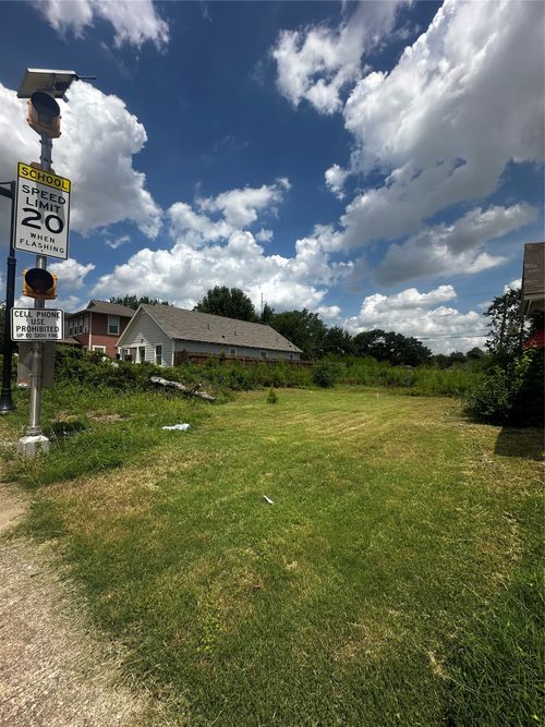 915 E Hattie St, Fort Worth, TX, 76104-1406 | Card Image