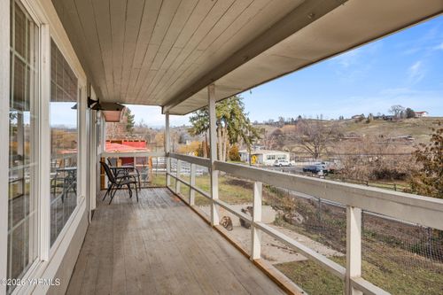 2720 Selah Loop Rd, Selah, WA, 98942-9656 | Card Image