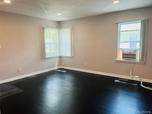 21441 Atlantic Ave, Warren, MI, 48091-2828 | Card Image