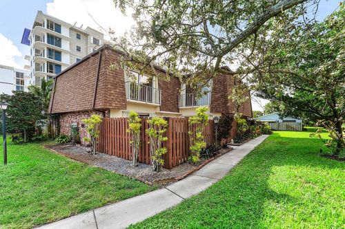 562 Se 27th Ter, Boynton Beach, FL, 33435-8909 | Card Image