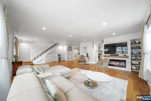322 E Midland Ave, Paramus, NJ, 07652-5752 | Card Image
